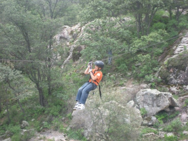 Vuela por encima del rio